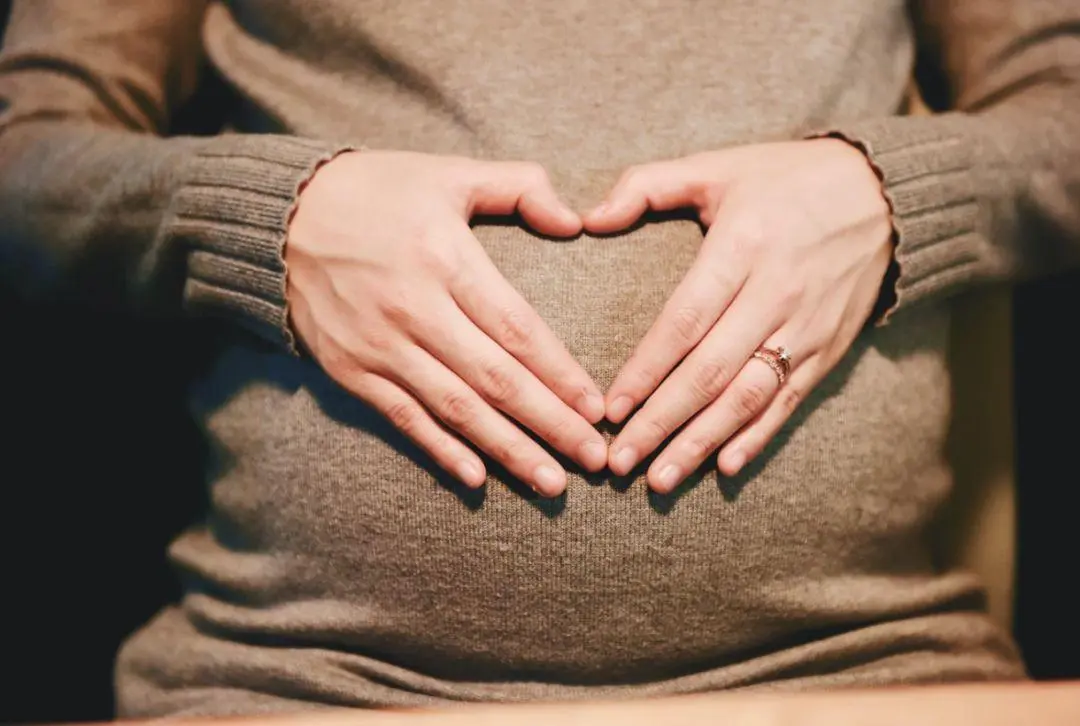 懷孕也能享受性生活，孕中期同房姿勢大全